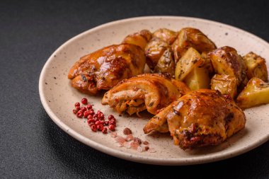 Tuzlu, baharatlı ve çimento kaplı lezzetli tavuk kebabı.