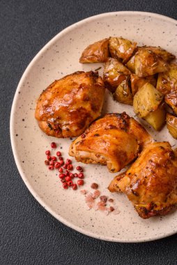 Tuzlu, baharatlı ve çimento kaplı lezzetli tavuk kebabı.