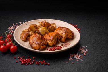 Tuzlu, baharatlı ve çimento kaplı lezzetli tavuk kebabı.