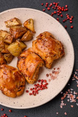 Tuzlu, baharatlı ve çimento kaplı lezzetli tavuk kebabı.