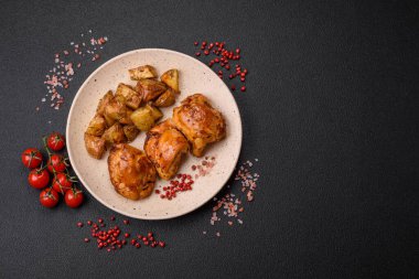 Tuzlu, baharatlı ve çimento kaplı lezzetli tavuk kebabı.