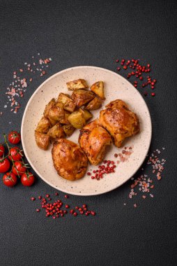 Tuzlu, baharatlı ve çimento kaplı lezzetli tavuk kebabı.