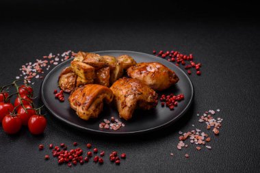 Tuzlu, baharatlı ve çimento kaplı lezzetli tavuk kebabı.