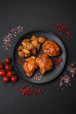 Tuzlu, baharatlı ve çimento kaplı lezzetli tavuk kebabı.