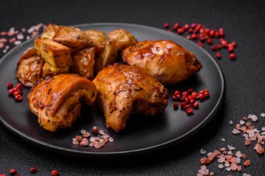 Tuzlu, baharatlı ve çimento kaplı lezzetli tavuk kebabı.