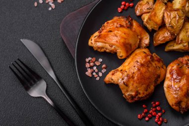 Tuzlu, baharatlı ve çimento kaplı lezzetli tavuk kebabı.