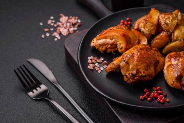 Tuzlu, baharatlı ve çimento kaplı lezzetli tavuk kebabı.