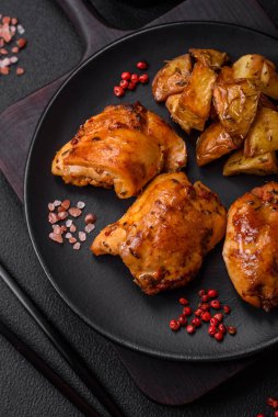 Tuzlu, baharatlı ve çimento kaplı lezzetli tavuk kebabı.