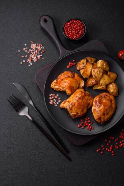 Tuzlu, baharatlı ve çimento kaplı lezzetli tavuk kebabı.