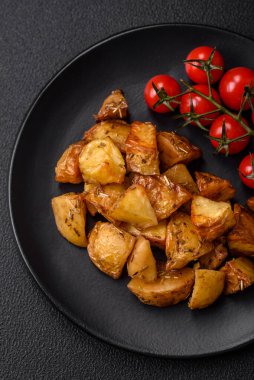 Tuzlu, baharatlı ve çimento kaplı lezzetli kızarmış patates dilimleri.