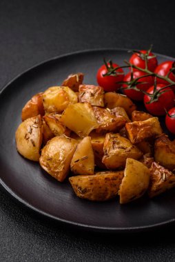 Tuzlu, baharatlı ve çimento kaplı lezzetli kızarmış patates dilimleri.