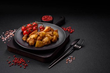 Tuzlu, baharatlı ve çimento kaplı lezzetli kızarmış patates dilimleri.