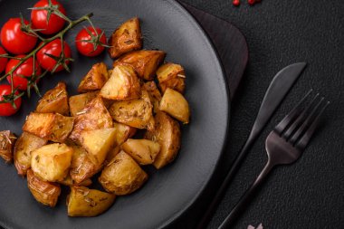 Tuzlu, baharatlı ve çimento kaplı lezzetli kızarmış patates dilimleri.