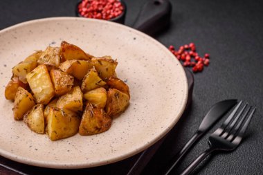 Tuzlu, baharatlı ve çimento kaplı lezzetli kızarmış patates dilimleri.