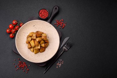 Tuzlu, baharatlı ve çimento kaplı lezzetli kızarmış patates dilimleri.