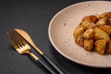 Tuzlu, baharatlı ve çimento kaplı lezzetli kızarmış patates dilimleri.