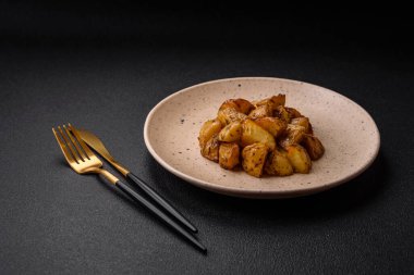 Tuzlu, baharatlı ve çimento kaplı lezzetli kızarmış patates dilimleri.