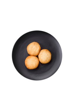 Seramik tabakta kuru üzüm ve tarçınlı lezzetli, taze peynirli krepler.