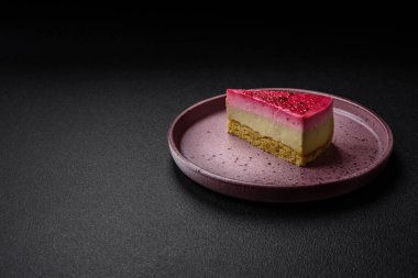 Maskaralık peynirli, ahududu ve reçelli nefis bir cheesecake keki.