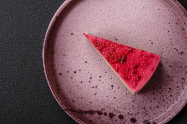 Maskaralık peynirli, ahududu ve reçelli nefis bir cheesecake keki.