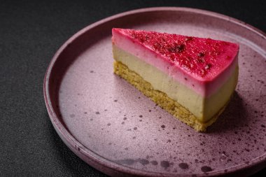 Maskaralık peynirli, ahududu ve reçelli nefis bir cheesecake keki.