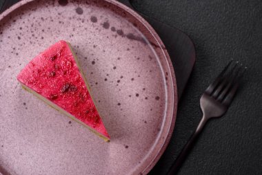 Maskaralık peynirli, ahududu ve reçelli nefis bir cheesecake keki.