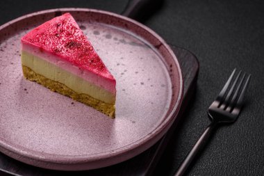 Maskaralık peynirli, ahududu ve reçelli nefis bir cheesecake keki.