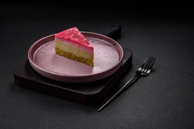 Maskaralık peynirli, ahududu ve reçelli nefis bir cheesecake keki.