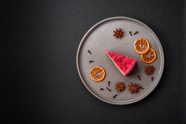 Maskaralık peynirli, ahududu ve reçelli nefis bir cheesecake keki.