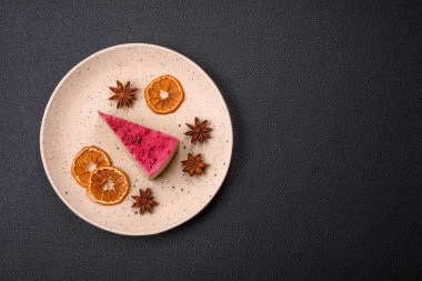 Maskaralık peynirli, ahududu ve reçelli nefis bir cheesecake keki.