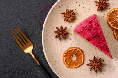 Maskaralık peynirli, ahududu ve reçelli nefis bir cheesecake keki.