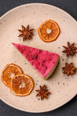 Maskaralık peynirli, ahududu ve reçelli nefis bir cheesecake keki.