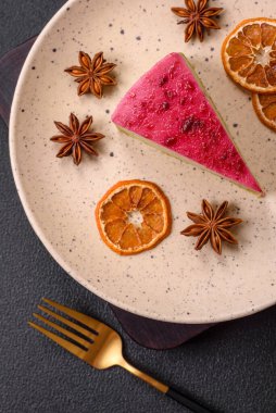 Maskaralık peynirli, ahududu ve reçelli nefis bir cheesecake keki.