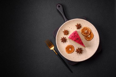 Maskaralık peynirli, ahududu ve reçelli nefis bir cheesecake keki.