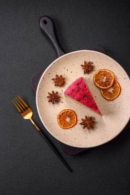 Maskaralık peynirli, ahududu ve reçelli nefis bir cheesecake keki.