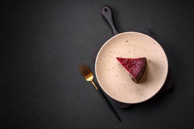 Maskaralık peynirli, ahududu ve reçelli nefis bir cheesecake keki.