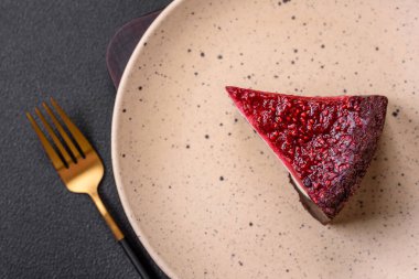 Maskaralık peynirli, ahududu ve reçelli nefis bir cheesecake keki.