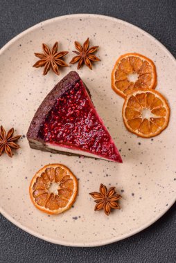 Maskaralık peynirli, ahududu ve reçelli nefis bir cheesecake keki.