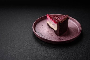 Maskaralık peynirli, ahududu ve reçelli nefis bir cheesecake keki.