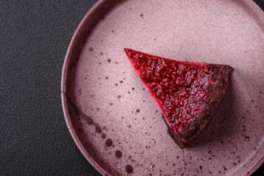 Maskaralık peynirli, ahududu ve reçelli nefis bir cheesecake keki.