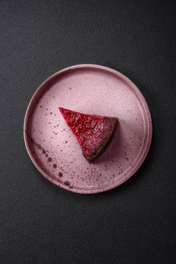 Maskaralık peynirli, ahududu ve reçelli nefis bir cheesecake keki.