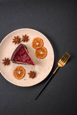 Maskaralık peynirli, ahududu ve reçelli nefis bir cheesecake keki.