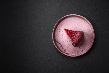 Maskaralık peynirli, ahududu ve reçelli nefis bir cheesecake keki.