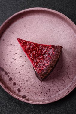 Maskaralık peynirli, ahududu ve reçelli nefis bir cheesecake keki.