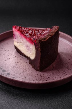 Maskaralık peynirli, ahududu ve reçelli nefis bir cheesecake keki.