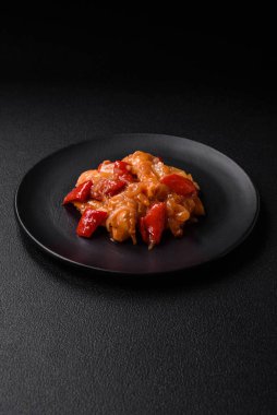 Izgara tavuk, ananas, tatlı biber, seramik tabakta fındık ve sos dilimlenmiş lezzetli taze salata.