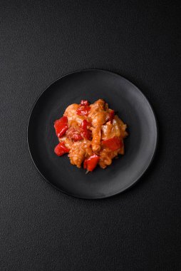 Izgara tavuk, ananas, tatlı biber, seramik tabakta fındık ve sos dilimlenmiş lezzetli taze salata.