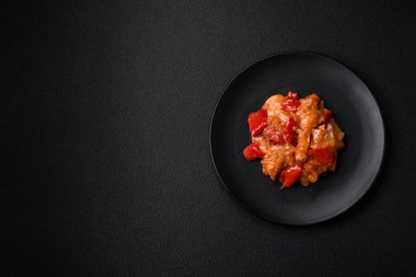 Izgara tavuk, ananas, tatlı biber, seramik tabakta fındık ve sos dilimlenmiş lezzetli taze salata.