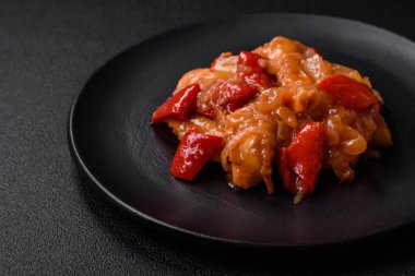 Izgara tavuk, ananas, tatlı biber, seramik tabakta fındık ve sos dilimlenmiş lezzetli taze salata.