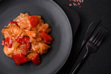 Izgara tavuk, ananas, tatlı biber, seramik tabakta fındık ve sos dilimlenmiş lezzetli taze salata.